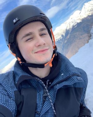 Nikolay Sobolev Instagram - Спуск с вершины «Розы Хутор» по трассам с камнями и льдом ознаменовал для меня переход на следующую ступень🤟

Пора сдавать прокатное снаряжение (какой же дурацкий шлем) и приобретать своё! 

Кстати, ехать в праздники в Сочи - идея сомнительная😐
С одной стороны, да, катать особо больше негде (спасибо COVID-19).
С другой: 20-30к в день за отель, рестораны забронированы за неделю (цены московские), стоимость личного инструктора подняли, внимание.. до 10к за 2 часа тренировки. 

«Роза Хутор», «Газпром» и «Поляна» - три отдельные долины, на каждую - свой скипасс по 4к за дневное катание.

И это Россия, Сочи, не Куршевель!
Так что все, кто собирался - учитывайте👋