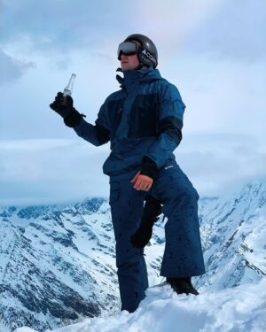 Nikolay Sobolev Instagram - Итоги 2020❄️

1. Встал на борд в январе. Ничего круче быть не может! Катнули дважды: Сочи, Альпы. 

2. Любил @anastasiia.hey, может в этом году мы отрывались меньше, но хуже от этого наши будни не стали. 

3. Спорт: его было много. Хоть в начале года карантин шатнул мою форму и мотивацию. 

4. Много было трансформаций и образов. Больше, чем когда либо. Я человек крайне консервативный, меняю что-то редко. 2020 стал исключением! 

5. Крутейший день рождения, растянулся аж на 3 дня, каждый из которых проходил в новом месте, а закончился сюрпризом: внезапным походом в Карелию в компании всех моих друзей. 

6. Съездил на нашу заброшенную дачу, где не был 10 лет! Там я проводил каждое своё лето до 14, в Псковской области. Незабываемое приключение в карантин! 

7. Да, коронавирус изменил течение жизни. Но разлучить нашу компанию смог лишь расстоянием. Мы дружим почти 10 лет (на фото все не поместились). 

8. А сколько было съёмок! Вау! Больше, чем за всю мою жизнь. Стартанули с альбомом, дропнули пару клипов. Нервно, с ошибками и просчетами. Но начало положено, в рамках моей жизни - событие историческое. 

9. 2020 в одной фотографии - происходит что-то странное и хрен знает, какие изменения будут после😅

Не буду ныть про сложность. 
Но сказать, что 2020 был непредсказуемым - не сказать ничего. Я помню каждый свой год. Этот запомню детальнее и вспоминать буду чаще. Негатив забудется. Воспоминания останутся. 
Это ли не круто?.. 

Всех с наступающим! Любите, живите и больше думайте о хорошем🎄