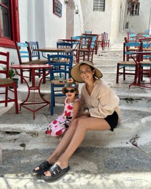 Nikoletta Ralli Instagram - Αμοργός 🇬🇷♥️ #part1 
1. Σοκάκια, Χώρα Αμοργού
2. Παναγία Χοζοβιώτισσα
3. Χρώματα
4. Το μαγνητάκι μου
5. Κεραμικά Αμοργού
6. Ξέρω από τώρα ότι αυτό θα είναι το πιο νόστιμο γλυκό για το 2023
7. Little tourist🥰
8. Το νησί σε μια εικόνα
9. Κάμπριο
10. ΕΤ