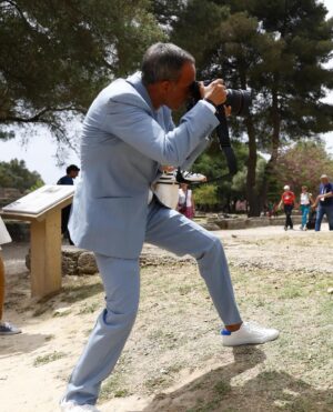 Nikos Aliagas Instagram - Nikos Aliagas était le maître de cérémonie pour l’allumage de la flamme olympique en Grèce, à Olympie. 

Il en a profité pour tirer le portrait de Tony Estanguet, le président du Comité d’organisation des Jeux Olympiques et Paralympiques de Paris 2024.

📸 @etiennegarnier / L’équipe