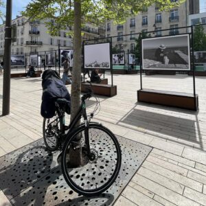 Nikos Aliagas Instagram - #Vincennes Mes photos de Grèce exposées à partir d’aujourd’hui et jusqu’au 5 mai à @vincennesmaville avec la collaboration du @centreculturelhellenique Place Pierre Sémard et rue Eugène Renaud. Une joie de vous présenter quelques séquences photographiques de #LespritGrec puisque cette année la ville de Vincennes met à l’honneur la Grèce et sa culture avec de nombreuses manifestations tt au long de ces semaines @charlotte_libertalbanel #brigittegauvain #guilettaranieri Ne manquez pas également les formidables expos photos de @erieta_attali et d’Aris Balafoutas #instanikos merci @stephanedanger1 pour les photos de l’installation.