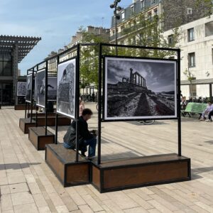 Nikos Aliagas Instagram - #Vincennes Mes photos de Grèce exposées à partir d’aujourd’hui et jusqu’au 5 mai à @vincennesmaville avec la collaboration du @centreculturelhellenique Place Pierre Sémard et rue Eugène Renaud. Une joie de vous présenter quelques séquences photographiques de #LespritGrec puisque cette année la ville de Vincennes met à l’honneur la Grèce et sa culture avec de nombreuses manifestations tt au long de ces semaines @charlotte_libertalbanel #brigittegauvain #guilettaranieri Ne manquez pas également les formidables expos photos de @erieta_attali et d’Aris Balafoutas #instanikos merci @stephanedanger1 pour les photos de l’installation.