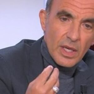 Nikos Aliagas Instagram - « Une langue est aussi une façon de penser. Le grec n’est pas comme le latin une construction cartésienne, le grec a toujours cultivé l’intuition. » @nikosaliagas était l’invité de C l’Hebdo pour la sortie de son nouveau livre « l’Esprit grec » aux éditions les Belles Lettres
