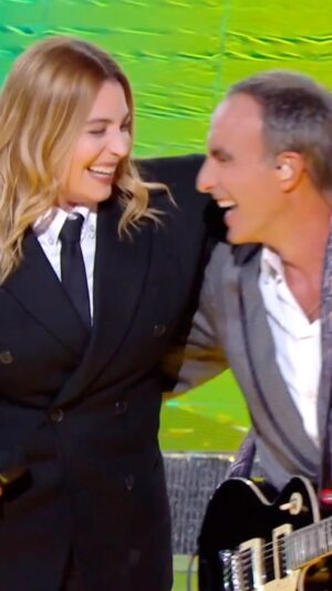 Nikos Aliagas Instagram - NIKOS ❤️ Ou l’art de cultiver la joie ! Quel groove ! Un moment volé sur @thevoice_tf1 jolie passe de 🎤@zazie.online 🏴‍☠️ mytf1.fr 😂🥰