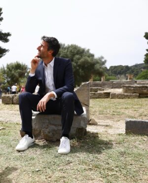 Nikos Aliagas Instagram - Nikos Aliagas était le maître de cérémonie pour l’allumage de la flamme olympique en Grèce, à Olympie. 

Il en a profité pour tirer le portrait de Tony Estanguet, le président du Comité d’organisation des Jeux Olympiques et Paralympiques de Paris 2024.

📸 @etiennegarnier / L’équipe