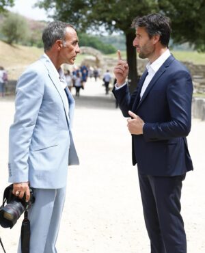 Nikos Aliagas Instagram - Nikos Aliagas était le maître de cérémonie pour l’allumage de la flamme olympique en Grèce, à Olympie. 

Il en a profité pour tirer le portrait de Tony Estanguet, le président du Comité d’organisation des Jeux Olympiques et Paralympiques de Paris 2024.

📸 @etiennegarnier / L’équipe