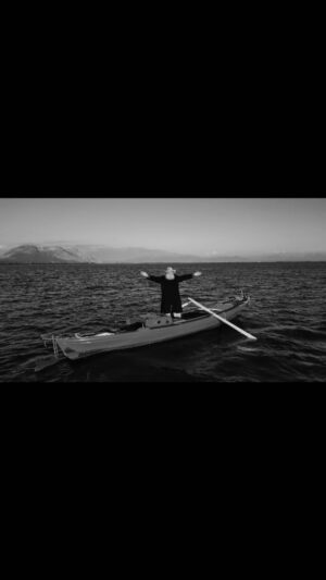 Nikos Aliagas Instagram - #LeSpleendUlysse Ce petit film que j’ai réalisé à Messolonghi il y a quelques semaines résume l’état d’esprit de ma nouvelle exposition présentée à l’abbaye de Jumièges en @seinemaritime @sitesetmusees76 Un voyage travers le temps, les continents mais un voyage intérieur aussi. L’idée m’est venue en retrouvant une œuvre magistrale de De Chirico « Le retour d’Ulysse », l’homme en quête d’un départ ou d’un retour comme une promesse, parfois idéalisée, souvent impossible. L’homme de la barque s’appelle Leonidas Stoumpos, musicien, photographe, poète, je le photographie depuis près de quarante ans, sa lumière et sa vérité me sont devenues indispensables au fil des années. Je voudrais remercier @nisiamos #giotakapoula @dimitris_balafoutis_ @pitkostas @matthieu__allard pour le temps accordé sur cette petite histoire, Leonidas évidemment pour sa présence et sa belle musique nostalgique qu’il a composée et jouée pour moi. Ce petit film est diffusé sur le site de mon expo à Jumièges  @lesobrebenjamin j’espère qu’il vous plaira. @lamartiniere.arts #greekmythology #ulysses #photograph