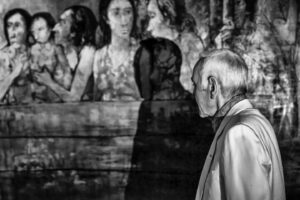 Nikos Aliagas Instagram - #mouriès Charles Aznavour aurait eu cent ans aujourd’hui. Quel immense artiste… Cette photo a été prise chez lui dans les Alpilles le jour de ses 91 ans. Je garde ses mots et ses silences comme un précieux souvenir, l’ombre d’un géant sur nos vies éphémères. Un grand Arménien, un grand Français, un grand homme. Rêver, chercher, apprendre… #instanikos