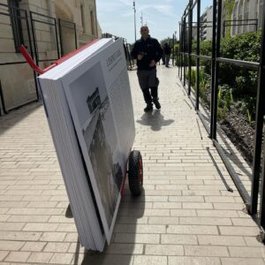 Nikos Aliagas Instagram - #Vincennes Mes photos de Grèce exposées à partir d’aujourd’hui et jusqu’au 5 mai à @vincennesmaville avec la collaboration du @centreculturelhellenique Place Pierre Sémard et rue Eugène Renaud. Une joie de vous présenter quelques séquences photographiques de #LespritGrec puisque cette année la ville de Vincennes met à l’honneur la Grèce et sa culture avec de nombreuses manifestations tt au long de ces semaines @charlotte_libertalbanel #brigittegauvain #guilettaranieri Ne manquez pas également les formidables expos photos de @erieta_attali et d’Aris Balafoutas #instanikos merci @stephanedanger1 pour les photos de l’installation.