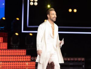 Nikos Koklonis Instagram - 🎙️🎶 Τι νύχτα! 🌟 Είχα την απόλυτη χαρά να παρουσιάσω και το χθεσινό επεισόδιο του ‘Fame Story’ και τι επεισόδιο ήταν! Ο καλεσμένος μας, ο καταπληκτικός Στέφανο Πιτσινιάγκα! 🎵🔥

Ξεκινήσαμε την πρώτη μας βραδιά με ντουέτα ❤️ και το αίσθημα  σε εκείνη τη στιγμή  ήταν απίστευτο. 🎤🤩 Η χημεία, η ενέργεια, το πάθος - ήταν όλα εκεί!

Μόλις 6 μέρες έμειναν για τον ημιτελικό. Η αντίστροφη μέτρηση ξεκίνησε! ⏰💥 Ανεβάζουμε τον πήχη και η μουσική μας ακαδημία χρειάζεται την υποστήριξή σας περισσότερο από ποτέ.

Συνεχίστε λοιπόν να δείχνεται την αγάπη σας στα παιδιά , συνεχίστε  να τα στηρίζεται με την ψήφος σας  και ας γράψουμε μαζί μουσική ιστορία για να βγάλουμε τον μεγάλο νικητή  η νικήτρια του Fame story ! 🎵💖🎹

#FameStory #MusicAcademy #DuetNight #CountdownToTheFinale #StefanoPitsiniagka #supportmusictalent