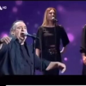 Nikos Koklonis Instagram - «Χύμα στο κύμα»: Η τελευταία επιτυχία του Βασίλη μας!  Μια ερμηνεία μοναδική στο @j2us_gr με παρουσιαστή τον @nkoklonis ! Με μαγκιά και ροκ διάθεση απο τον αγαπημένο μας καλλιτέχνη που ταξιδεύει πλέον εκεί ψηλά.. @vasilis_karras_officialfanclub @vasilis_karras.olamoutaxronia @irini1987 @newspistol_official 🎶🖤