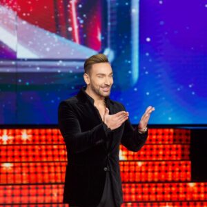 Nikos Koklonis Instagram - Αλλάξαμε μέρα συνάντησης απο χθες κ σήμερα μου λείπετε! ❤️
To 2o live μας στο Fame Story ήταν ξεχωριστή εμπειρία -αυτή τη φορα υποδέχτηκα τα παιδιά στη σκηνή εχοντας μάθει τόσα πολλά για τη ζωη τους. Έδωσαν τον καλυτερο εαυτό τους παρά τη μεγάλη αγωνία τους! 
Κι εσεις ήσασταν στην παρεα μας για να στηρίξετε τους αγαπημένους σας σπουδαστές με την ψήφο σας, να σχολιάσουμε, να τραγουδήσουνε, να περάσουμε ένα ακόμα φανταστικό βράδυ μαζί! 
Σας ευχαριστώ για την αγάπη σας κ που για μια ακόμα φορά μας φέρατε στην πρώτη θέση στο σλοτ μας. 
Σας περιμένω στο πλατό να το ζήσετε κ απο κοντά όπως ήρθε χθες το λατρεμένο Βικάκι μου @vickystavropoulouofficial κ έφερε ένα κύμα θετικής ενέργειας και χαράς!
Ραντεβού την άλλη Παρασκευή να γράψουμε μαζι #famestorygr 😘😘😘