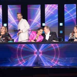 Nikos Koklonis Instagram - Σαββατόβραδο χθες και επιστρέψαμε με τη μεγάλη παρέα του J2US 🫶🏻 
Δεν σας κρύβω πως ήμασταν μουδιασμένοι. Η σκέψη μας είναι στον δικό μας Δημήτρη Κόκοτα, που περνά μια δύσκολη περιπέτεια υγείας και δίνει τη μάχη του. Η αγάπη και όλες μας οι ευχές είναι στον Δημήτρη και την οικογένειά του -να βγει νικητής και να είναι σύντομα ξανά κοντά μας. 
Ένα μεγάλο μπράβο σε όλα τα ζευγάρια μας για την εντυπωσιακή εξέλιξή τους, έδωσαν τον καλύτερο εαυτό τους και μας μάγεψαν!
Ένα μεγάλο ευχαριστώ στον μοναδικό Στέλιο Ρόκκο που τραγούδησε μεγάλες επιτυχίες του ανεβάζοντας τη διάθεσή μας, καθώς και στον δικό μας Γιώργο Παπαδόπουλο που ερμήνευσε στη σκηνή του Just τραγούδια του που έχουμε αγαπήσει. Καλοτάξιδο το ολόφρεσκο hit της Φαίης Θεοχάρης, Μαργαρίτες, μια διασκευή της διαχρονικής επιτυχίας της αγαπημένης μας Άντζελας Δημητρίου. 
Welcome back στον Αναστάσιο Ράμμο που επέστεψε μετά απο χρόνια στο #j2us ως coach της Δώρας Παντέλη. Το ερχόμενο  Σάββατο επιστρέφει και ο Στέλιος Δρουμαλιάς με coach έκπληξη.
Μεγάλο ευχαριστώ μέσα απο την καρδιά μου σε όλους εσάς, που κάθε Σαββατόβραδο μας δείχνετε την αγάπη και την προτίμησή σας και συμμετέχετε στο πάρτι μας, με τόσα πολλά μηνύματα, ενθουσιασμό, σχόλια αλλά και με την παρουσία σας στο πλατό.
Στο J2US δεν είμαστε απλά μια μεγάλη παρέα, είμαστε οικογένεια ❤️

*Χθες αυτό το συναίσθημα ήταν ακόμα πιο δυνατό, γιατί ήταν μαζί μας στο κοινό και οι γονείς μου, που βρίσκονται πάντα στο πλευρό μου σε κάθε μου βήμα 🌹
#koklonis #j2us #justallofus