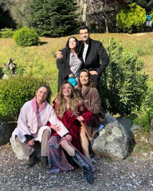 Nilüfer Açıkalın Instagram - ‘Gülcemal’ ekibi ekip değil kocaman bir aileydi benim için. Herkese bin teşekkür 🌹Biz birbirimizi çok sevdik. ❤️Ne güzel 🌹 @yusufpirhasan @merve_colak @pamirefe  @mrtunlms @melisssezen @asenabulbuloglu @nilayerdonmez @ipekayko @cahitgok @ediptepeli @aydaaksel @sabahattinyakut @meltemakcol @sametkaankuyucu @aliatilla.sendil @seldasahiniscen @canan.demirlii @mertcankplan @tepesiatanadam @ilker__erdogan @ademugurlu06