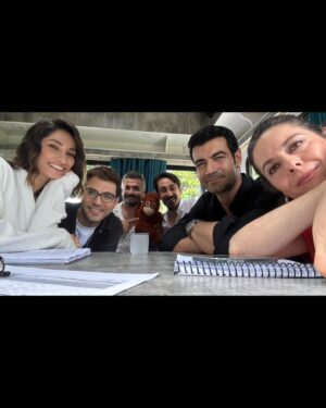 Nilüfer Açıkalın Instagram - ‘Gülcemal’ ekibi ekip değil kocaman bir aileydi benim için. Herkese bin teşekkür 🌹Biz birbirimizi çok sevdik. ❤️Ne güzel 🌹 @yusufpirhasan @merve_colak @pamirefe  @mrtunlms @melisssezen @asenabulbuloglu @nilayerdonmez @ipekayko @cahitgok @ediptepeli @aydaaksel @sabahattinyakut @meltemakcol @sametkaankuyucu @aliatilla.sendil @seldasahiniscen @canan.demirlii @mertcankplan @tepesiatanadam @ilker__erdogan @ademugurlu06