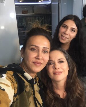 Nilüfer Açıkalın Instagram - ‘Gülcemal’ ekibi ekip değil kocaman bir aileydi benim için. Herkese bin teşekkür 🌹Biz birbirimizi çok sevdik. ❤️Ne güzel 🌹 @yusufpirhasan @merve_colak @pamirefe  @mrtunlms @melisssezen @asenabulbuloglu @nilayerdonmez @ipekayko @cahitgok @ediptepeli @aydaaksel @sabahattinyakut @meltemakcol @sametkaankuyucu @aliatilla.sendil @seldasahiniscen @canan.demirlii @mertcankplan @tepesiatanadam @ilker__erdogan @ademugurlu06