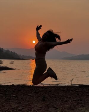 Nimrat Kaur Instagram - July ko one big Hi!!! First half of the year is already over??!
Second half, be chill and a bit slo-mo. No??!
🥰🤎🤸 

#slowliving #wildgirl #uphigh #inthesky #thisjuly