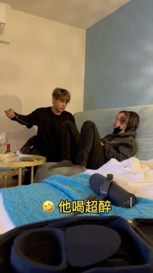 Nine Chen Instagram - 新年快樂不小心喝醉了🫠🫠
#請你別愛我
@birdynio 
@hoongsound