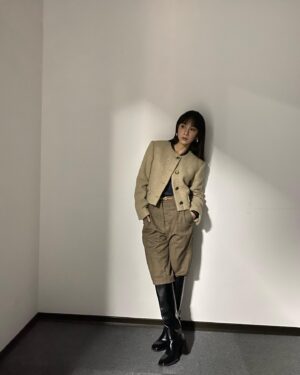 Ning Chang Instagram - 《誰來演戲之圓桌對談》

如果問我作為一位演員到現在表演上有沒有成長，
我不敢說一定有。
要說是我陪著那些演過的角色，
不如說那些角色陪著我，
淺移默化提醒著，
要成為更好的人。

謝謝 @actors_stories 圓桌對談，
謝謝 @actress336 琄姐，
謝謝同桌的瑤和亦捷，
和妳們同桌，充滿緣分又溫暖。

📺 EP05｜女性角色成長故事　
郭書瑤 @yaokuo 、
李亦捷 @haha81911 、張寗

2023年2月4日（六）晚間𝟭𝟬點𝟯𝟬分
▸ 鏡新聞YouTube直播 https://reurl.cc/4147e3
▸ 中華電信MOD 508台
▸ 四季線上4gTV 50頻道
▸ 愛爾達電視OTT
▸ 亞太電信Gt TV
▸ Hami Video

🪡： @or.huang 
🧥： @sandroparis 

#誰來演戲 #圓桌對談 #誰來演戲之圓桌對談
#演員專訪 #實境演出 #藝文節目 #電視節目
#演員 #表演 #鏡新聞 #mnews