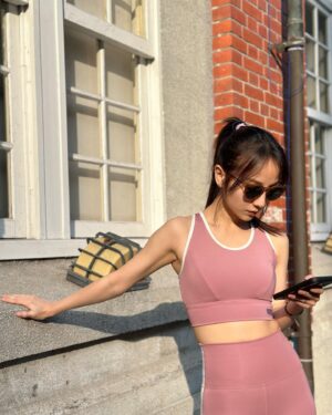 Ning Chang Instagram - 寗寗張の不專業瑜珈服評比

@asportofficial 
@moonbite.active 
MOONBITE Adaptive 後扣式運動內衣
MOONBITE Ultra Fit 緊身運動褲

滿分五顆⭐️
舒適度：⭐️⭐️⭐️⭐️
延展性：⭐️⭐️⭐️⭐️⭐️
美觀度：⭐️⭐️⭐️⭐️⭐️ 

ASPORT是寗寗張心中把時尚潮流與機能運動結合的非常精彩的品牌，光是看他們的型錄就會尖叫連連，oh my god 這根本是被運動服耽誤的時裝品牌芭。
沒錯沒錯，ASPORT 的DNA就是Fashion、Fitness、Wellness。
穿膩了一般般的運動服了嘛？跟寗寗張一起成為運動場上的焦點小星星芭🌟

MOONBITE是ASPORT旗下品牌，設計師擅長以馬甲雕塑出亞洲女性的完美體態，寗寗張除了穿來做瑜珈，也強力推薦給高強度運動女孩們。MOONBITE特製研發的壓縮機能布料收束和聚攏的效果非常好，第一次穿的時候會覺得偏緊，第二次再穿就會舒適許多。厲害的是，延展性並沒有被高壓聚攏消弭，伸展可以全開，而需要肌力的哈達、火箭瑜珈等等⋯這款布料輔助了肌肉收束，得到很強的配力支援。

Adaptive 後扣式運動內衣寗寗張最愛的就是它的後背扣設計，貼心讓穿著運動內衣變得輕鬆又快速。大家應該都有高強度運動內衣難穿難脫的經驗吧？特別是運動流汗後，應該無需我贅述又濕又黏的運動內衣如何卡住脫不掉的窘境吧？這款內衣輕鬆穿脫，三秒還妳神清氣爽。改良馬甲設計相當好看，修飾效果極佳。唯一小小缺點是肩帶靠近腋下那側運動過程中會稍微翻折。

Ultra Fit 緊身運動褲強調集中塑形，高壓縮腹讓妳單穿也不擔心，撞色的設計非常修飾腿部線條。然後我不得不誇獎這件褲子，雖然實測過程中它還是和大多數品牌運動褲一樣會因為動作變換而回捲，但它的褲頭不會被拉下，褲頭它還是好端端的在它應有的高度，保護好見不得人的下腹小肚肚，只能說這款布料真D讚，不用一邊運動一邊拉褲頭太～感～動～惹～吧～

#asport
#moonbite
#瑜人寗
#邀寗一起做瑜珈
#寗寗張的不專業瑜珈服評比