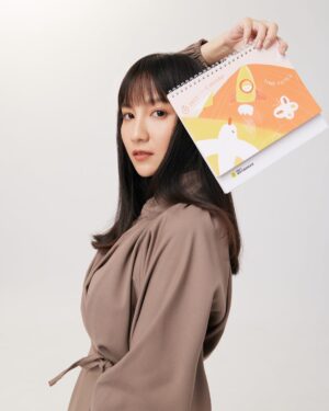 Ning Chang Instagram - 就算買不到五條悟的甜心卡，
還有甜心代言的羅慧夫2023年曆，
讓愛心和寗寗圍繞你一整年🧚🏻‍♀️

🚀🚀🚀🚀🚀🚀🚀🚀🚀🚀🚀🚀🚀🚀

2023羅慧夫顱顏基金會公益桌曆Time to Fly

跟著
愛心大使 潘裕文 X 張寗 一起守護顱顏寶貝的夢想
帶領大眾與顱顏兒飛往他們的夢想國度

限量簽名版，每本都有愛心大使的親筆簽名

購買連結在IG主頁

@love.ncf1989

#2023公益桌曆