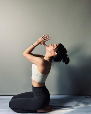 Ning Chang Instagram - 寗寗張の不專業瑜珈服評比

@lululemontw 
Like a Cloud Long-Line Bra
Perfectly Oversized Crop Crew
Lululemon Align ™ HR Pant 24”

滿分五顆⭐️
舒適度：⭐️⭐️⭐️⭐️⭐️
延展性：⭐️⭐️⭐️⭐️⭐️
美觀度：⭐️⭐️⭐️⭐️

在給評論前，先讚一波lululemon的服務真的超～好～～，賓至如歸的感受請到這裡找。

寗寗張這位以小資女著稱的小瑜人平時都穿平價或特價的瑜珈服，這次直接體驗頂標的lululemon，大家不用擔心，我還是會持續神農嚐百草做各個價位品牌評比。但瑜珈服天花板，我只能說lululemon當之無愧啊。

先來說說Like a Cloud Long-Line Bra，以下簡稱雲朵Bra。雲朵Bra顧名思義就是有如雲朵般輕盈柔和的Bra，輕盈和柔軟真的沒話說，親膚性非常高，肩帶和整體都沒有壓迫感。動作下服貼度也很好，肩帶不會亂跑，下胸固定佳。唯一小小缺點是因為太過輕薄，胸型輪廓會比較明顯，會擔心看到點點輪廓的，建議加胸貼！（這在試穿當下Wendy都有仔細分析利弊給我聽，但我穿上實在太愛雲朵Bra了，我當下就決定是它了）雲朵Bra是我目前穿過第一名舒服好穿的運動Bra🥇

再來是lululemon Align ™ HR Pant 24”，Align ™是lululemon的暢銷系列，是一種彷彿奶油絲滑的質地，像是第二層皮膚般的面料。以上是lululemon的說法，但寗寗張證明了這絲毫沒有誇大其辭。這褲子穿上會感動到想流淚，我先替大家跟lululemon致謝，這完全是為瑜珈人設計的褲子啊！穿了比沒穿更舒服，逼近絲襪的輕薄，卻有很好的包覆性，給予雙腳適量的支撐，卻又不過度壓迫緊繃，特別是小腿的弧形剪裁，小腿肚肚第一次被不過份的愛擁抱著🥺沒有🐫峯，沒有🐫峯，沒有🐫峯，很重要所以說三次。此款Align ™褲子雖然款式偏基本，但有多種顏色、尺寸和長度可供搭配挑選。延展性極佳，套一句獵人西索的招牌：伸縮自如的愛呀。小小缺點是實測過程中，我的褲頭還是會因動作變換而被拉下和回捲，這大概也是寗寗張目前買各家瑜珈褲碰到最大的問題。

最後的Perfectly Oversized Crop Crew，是喜歡穿運動服外出寗寗張的好朋友，套上一件，冷冷的天也可以有你運動ootd！材質上還是貫徹lululemon的舒適標竿，屌打一般的外出服，穿過一次你就懂我在說什麼了！所以，不管你愛不愛運動，喜歡休閒打扮的朋友，推薦你一定要去試試lululemon！

#lululemon
#thesweatlife
#瑜人寗
#邀寗一起做瑜珈
#寗寗張的不專業瑜珈服評比