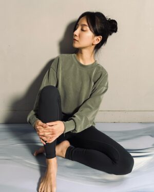 Ning Chang Instagram - 寗寗張の不專業瑜珈服評比

@lululemontw 
Like a Cloud Long-Line Bra
Perfectly Oversized Crop Crew
Lululemon Align ™ HR Pant 24”

滿分五顆⭐️
舒適度：⭐️⭐️⭐️⭐️⭐️
延展性：⭐️⭐️⭐️⭐️⭐️
美觀度：⭐️⭐️⭐️⭐️

在給評論前，先讚一波lululemon的服務真的超～好～～，賓至如歸的感受請到這裡找。

寗寗張這位以小資女著稱的小瑜人平時都穿平價或特價的瑜珈服，這次直接體驗頂標的lululemon，大家不用擔心，我還是會持續神農嚐百草做各個價位品牌評比。但瑜珈服天花板，我只能說lululemon當之無愧啊。

先來說說Like a Cloud Long-Line Bra，以下簡稱雲朵Bra。雲朵Bra顧名思義就是有如雲朵般輕盈柔和的Bra，輕盈和柔軟真的沒話說，親膚性非常高，肩帶和整體都沒有壓迫感。動作下服貼度也很好，肩帶不會亂跑，下胸固定佳。唯一小小缺點是因為太過輕薄，胸型輪廓會比較明顯，會擔心看到點點輪廓的，建議加胸貼！（這在試穿當下Wendy都有仔細分析利弊給我聽，但我穿上實在太愛雲朵Bra了，我當下就決定是它了）雲朵Bra是我目前穿過第一名舒服好穿的運動Bra🥇

再來是lululemon Align ™ HR Pant 24”，Align ™是lululemon的暢銷系列，是一種彷彿奶油絲滑的質地，像是第二層皮膚般的面料。以上是lululemon的說法，但寗寗張證明了這絲毫沒有誇大其辭。這褲子穿上會感動到想流淚，我先替大家跟lululemon致謝，這完全是為瑜珈人設計的褲子啊！穿了比沒穿更舒服，逼近絲襪的輕薄，卻有很好的包覆性，給予雙腳適量的支撐，卻又不過度壓迫緊繃，特別是小腿的弧形剪裁，小腿肚肚第一次被不過份的愛擁抱著🥺沒有🐫峯，沒有🐫峯，沒有🐫峯，很重要所以說三次。此款Align ™褲子雖然款式偏基本，但有多種顏色、尺寸和長度可供搭配挑選。延展性極佳，套一句獵人西索的招牌：伸縮自如的愛呀。小小缺點是實測過程中，我的褲頭還是會因動作變換而被拉下和回捲，這大概也是寗寗張目前買各家瑜珈褲碰到最大的問題。

最後的Perfectly Oversized Crop Crew，是喜歡穿運動服外出寗寗張的好朋友，套上一件，冷冷的天也可以有你運動ootd！材質上還是貫徹lululemon的舒適標竿，屌打一般的外出服，穿過一次你就懂我在說什麼了！所以，不管你愛不愛運動，喜歡休閒打扮的朋友，推薦你一定要去試試lululemon！

#lululemon
#thesweatlife
#瑜人寗
#邀寗一起做瑜珈
#寗寗張的不專業瑜珈服評比