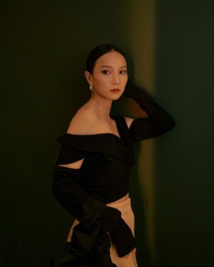 Ning Chang Instagram - COS是寗寗張心中能輕鬆穿起的時尚，以最基本的衣櫃單品，隨心搭配屬於自己獨一無二的風格。在永續的概念下，堅持高品質和不退流行的經典設計感。

剛從巴黎時裝周展示COS Atelier系列已在台灣上架，精緻剪裁卻能舒適穿著，一套自在穿梭你的日與夜，滿足不同場合的不同需求。

寗寗張著用：
THE OFF-THE-SHOULDER CROP TOP
THE HIGH-SLIT MAXI PENCIL SKIRT
THE OVERSIZED SCRUNCHIE BAG

@cosstores 
#COSAtelier
#COSTaipei

Special thanks 🙏

🪡 : @or.huang 
💄 : @nash_chen @kc_mgmt 
💇🏻‍♀️ : @fran_lin15 @kc_mgmt 
📸 : @chuyueyi 
🏠 : @dreamwillsee 

#ninghowstyle
#🧘🏻‍♀️🧶🤿