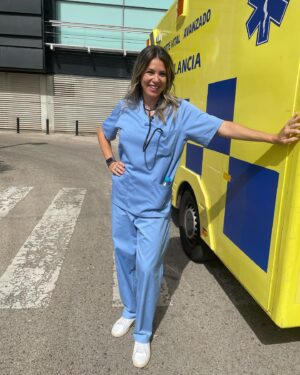 Nira Juanco Instagram - Enfermera por un día. Menos mal @andreaballester1 que cuando llegue la hora de la verdad, dentro de muy poquito, estarás en mejores manos… 

#rodaje #sketch #risas #embarazo @andreaballester1 @vamosobreruedastv
