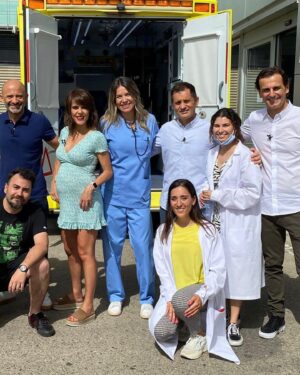 Nira Juanco Instagram - Enfermera por un día. Menos mal @andreaballester1 que cuando llegue la hora de la verdad, dentro de muy poquito, estarás en mejores manos… 

#rodaje #sketch #risas #embarazo @andreaballester1 @vamosobreruedastv