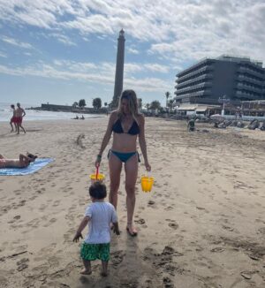 Nira Juanco Instagram - Se acabaron los cubos, los castillos de arena, perseguir a niños por la playa, estar encroquetada todo el día, no sentarte ni un minuto, estar más agotada que un niño… 

Os queremos mucho hijos, pero empezaron nuestras vacaciones (al fin 😉).

#elhierro #papaymamaosquieren #descansoalfin #desconexion @fernandomeco