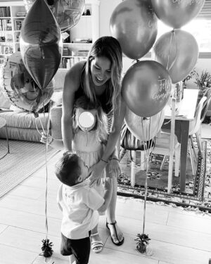 Nira Juanco Instagram - Nadie dijo que fuera fácil, pero es lo mejor que me ha pasado en la vida. 

#ELLOS #felizdiadelamadre #happydaytome #Valeria #Daniel