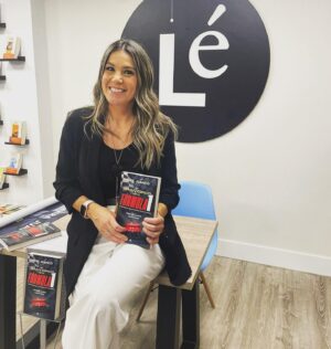 Nira Juanco Instagram - Ya sólo me queda plantar un árbol… 🌲 
Feliz de presentar al mundo mi primer libro 📕 ‘El gran circo de la Fórmula 1’ , desde hoy disponible en librerías. Sólo espero que lo disfruten tanto como yo lo hice recordando los mejores años de mi vida profesional 🏎️🏁
@esferalibros 
💄 @monica_sauce 
✂️ @feelcambalache