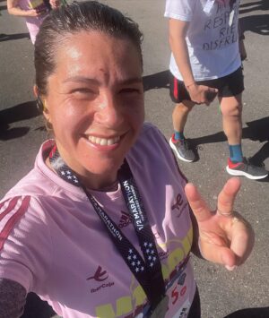 Nira Juanco Instagram - ¿Por qué corro? 
-porque es ese ratito sólo para mí
-porque no pienso
-porque me hace inmensamente feliz

Mi segunda Media Maratón en un mes! Vamoooss 💪🏻💪🏻💪🏻

@maratondemadrid #runningwoman #felicidad #megustacorrer