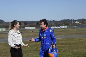 Nira Juanco Instagram - Justo antes de arrancar la pretemporada estuvimos grabando con @fernandoalo_oficial en su @circuitomuseofa (mil gracias, por cierto 🙏🏻) una nueva sección para #VamosSobreRuedas (La vuelta rápida de Fernando Alonso). Se lo comenté a mucha gente, hacía mucho, desde 2010 con Ferrari, que no le veía tan ilusionado, tan relajado, tan confiado… Ahora ya sé por qué: por fin tiene coche! Vamooossss! 
📷 @pressracing1977
