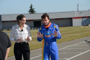 Nira Juanco Instagram - Justo antes de arrancar la pretemporada estuvimos grabando con @fernandoalo_oficial en su @circuitomuseofa (mil gracias, por cierto 🙏🏻) una nueva sección para #VamosSobreRuedas (La vuelta rápida de Fernando Alonso). Se lo comenté a mucha gente, hacía mucho, desde 2010 con Ferrari, que no le veía tan ilusionado, tan relajado, tan confiado… Ahora ya sé por qué: por fin tiene coche! Vamooossss! 
📷 @pressracing1977