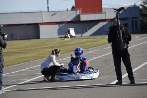 Nira Juanco Instagram - Justo antes de arrancar la pretemporada estuvimos grabando con @fernandoalo_oficial en su @circuitomuseofa (mil gracias, por cierto 🙏🏻) una nueva sección para #VamosSobreRuedas (La vuelta rápida de Fernando Alonso). Se lo comenté a mucha gente, hacía mucho, desde 2010 con Ferrari, que no le veía tan ilusionado, tan relajado, tan confiado… Ahora ya sé por qué: por fin tiene coche! Vamooossss! 
📷 @pressracing1977
