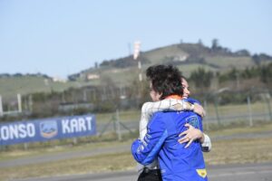 Nira Juanco Instagram - Justo antes de arrancar la pretemporada estuvimos grabando con @fernandoalo_oficial en su @circuitomuseofa (mil gracias, por cierto 🙏🏻) una nueva sección para #VamosSobreRuedas (La vuelta rápida de Fernando Alonso). Se lo comenté a mucha gente, hacía mucho, desde 2010 con Ferrari, que no le veía tan ilusionado, tan relajado, tan confiado… Ahora ya sé por qué: por fin tiene coche! Vamooossss! 
📷 @pressracing1977