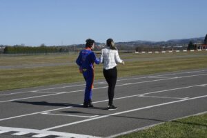 Nira Juanco Instagram - Justo antes de arrancar la pretemporada estuvimos grabando con @fernandoalo_oficial en su @circuitomuseofa (mil gracias, por cierto 🙏🏻) una nueva sección para #VamosSobreRuedas (La vuelta rápida de Fernando Alonso). Se lo comenté a mucha gente, hacía mucho, desde 2010 con Ferrari, que no le veía tan ilusionado, tan relajado, tan confiado… Ahora ya sé por qué: por fin tiene coche! Vamooossss! 
📷 @pressracing1977