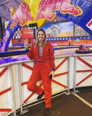 Nira Juanco Instagram - Cómo iba a despedir la temporada el equipo de @dazn_es @movistarplus #F1 ??? Con una carrera de karts! 

@csainz_karting #lomejorestaporllegar #elplan #havefun #equipazo