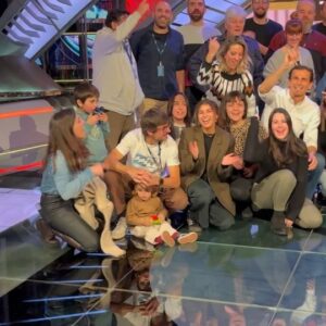 Nira Juanco Instagram - Cuando el trabajo es diversión! EQUIPAZO! Nos vemos en marzo con muchísimas ganas!!! Mil millones de gracias. 
#F1 #equipo #mediapro #movistar @dazn_es