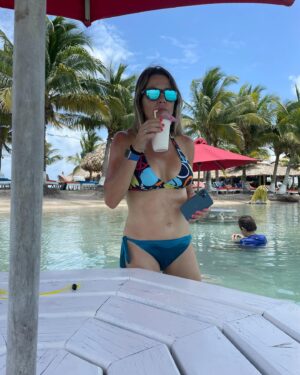 Nira Juanco Instagram - Estresada…

Siempre pensé que la canción de Madonna “La isla bonita” era por La Palma (la otra isla bonita), pero no, era por San Pedro. Motivos no le faltan… 

#belice #sanpedro #relax #honeymoon @fernandomeco