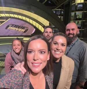Nira Juanco Instagram - Empezamos con las grabaciones de esta temporada de F1. ¿Quién tiene ganas de que arranque ya el show? 
#DAZNF1 #filmingday🎥