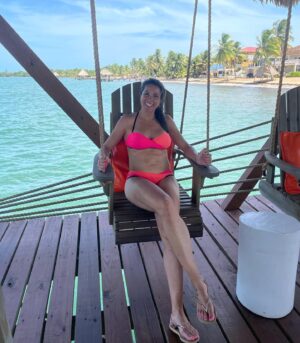 Nira Juanco Instagram - De aquí no me levantan!!! 

#Hopkins #Belice #relaxabsoluto #elcolumpioyyo #caribe