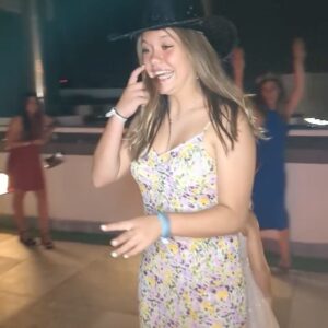 Nira Juanco Instagram - Casarte con tus hijos presentes es algo único y de lo más bonito que he vivido nunca. Sin duda, es mi momentazo de este gran 2022. 
#bodaNirayFer #familiamolona #adios2022 
@fernandomeco @claudiia.meeco
💄 ✂️ @martitagarciamakeup @rosalbalopezjara