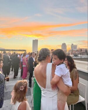 Nira Juanco Instagram - Casarte con tus hijos presentes es algo único y de lo más bonito que he vivido nunca. Sin duda, es mi momentazo de este gran 2022. 
#bodaNirayFer #familiamolona #adios2022 
@fernandomeco @claudiia.meeco
💄 ✂️ @martitagarciamakeup @rosalbalopezjara