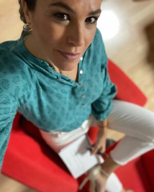 Nira Juanco Instagram - Trabajar en puente… Lucky girl 😜😎

#TurquiaDAZNF1 🇹🇷

PD: Me encanta el outfit @lucialorens 
👚 👖 @pullandbear 
👠 @guess