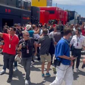 Nira Juanco Instagram - GP España F1 2023:

1. Ambiente
2. Las tres “pit reporteras” y amigas
3 Con #Busquets que no puede ser más majo (y alto)
4. Con mi @melissajimenezgp 
5. Revuelo Mbappé
6. De buena mañana
7. #runthattrack