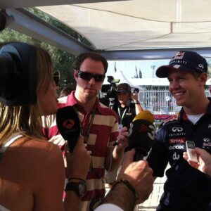 Nira Juanco Instagram - Si hay un piloto al que entrevisté y con quien me reía mucho, ése era #sebastianvettel . He perdido muchas de las fotos de mis años en F1 y de muchas de esas entrevistas. Pero los recuerdos y los buenos momentos se llevan dentro. 
La F1 dice adiós a un tipazo, además de gran piloto! 
Gracias por todo Seb, fue todo un honor!
#DankeSeb #tipazo #tetracampeon