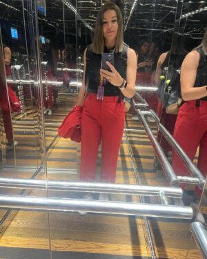 Nira Juanco Instagram - GP España F1 2023:

1. Ambiente
2. Las tres “pit reporteras” y amigas
3 Con #Busquets que no puede ser más majo (y alto)
4. Con mi @melissajimenezgp 
5. Revuelo Mbappé
6. De buena mañana
7. #runthattrack